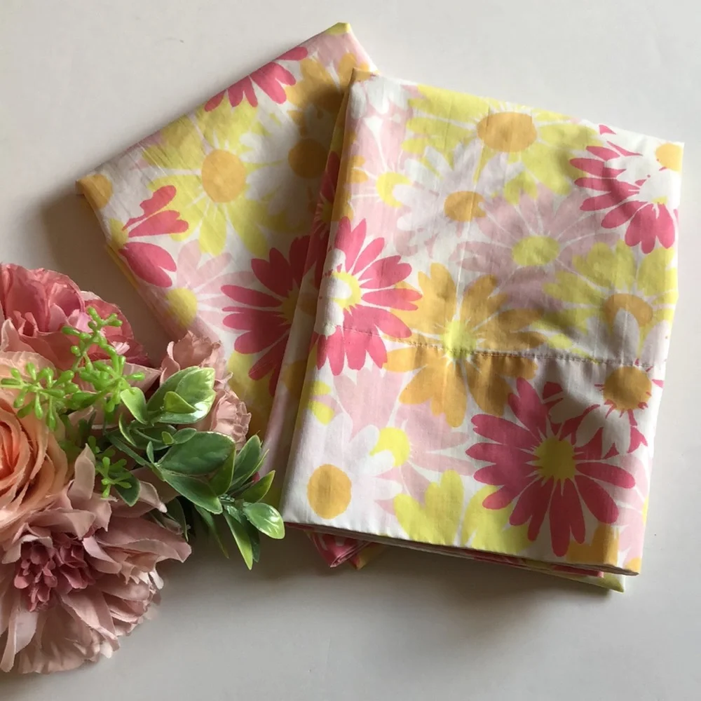 Pequot Floral Pillowcase Set 1970s Pink and Yellow Daisies Pequot Pillowcase